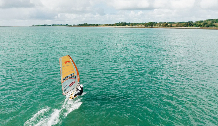 Planche à voile - détroit de Menai -Photo : Wales.com / Crown Copyright